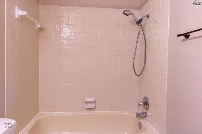 Building Photo - 505 W Coleman Ave