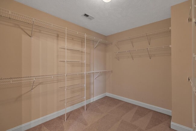 Building Photo - Large 3 bedroom with BONUS room!