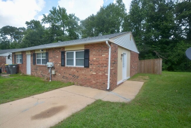 Primary Photo - Great - 1 BEDROOM - Bright Open Floor Plan !!