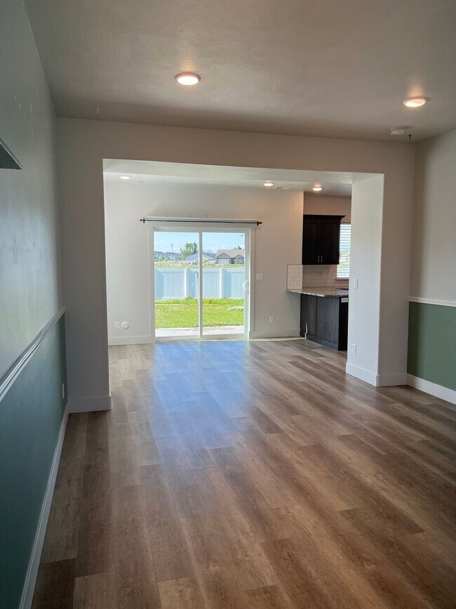 Building Photo - Beautiful 4 bed 2.5 bath home in the desirable Summerfield Subdivision