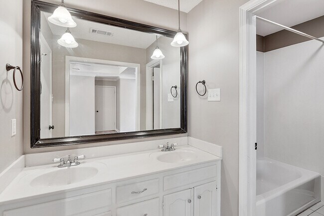 Building Photo - 4047 Country View Dr