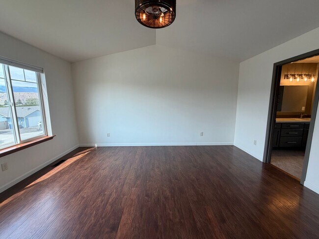 Building Photo - Now renting 4 bedroom House