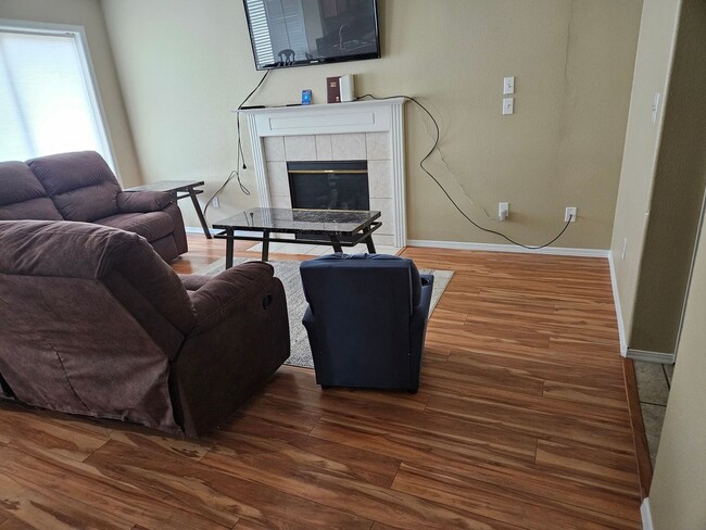 Building Photo - Spacious 4 bedroom, 2 1/2 bath House