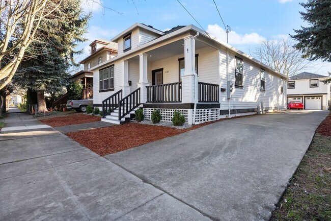 Building Photo - 3 Bed, 2 Bath Craftsman style home - NE PDX