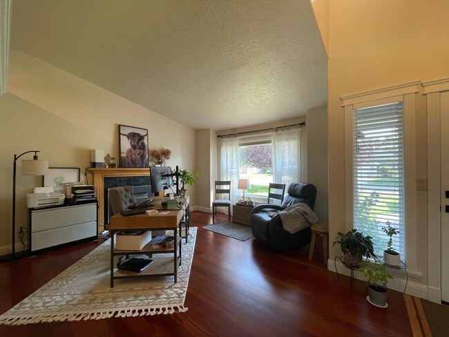 Building Photo - Nice home in great neighborhood