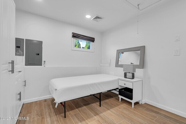 Building Photo - 1037 Woodgate Ave