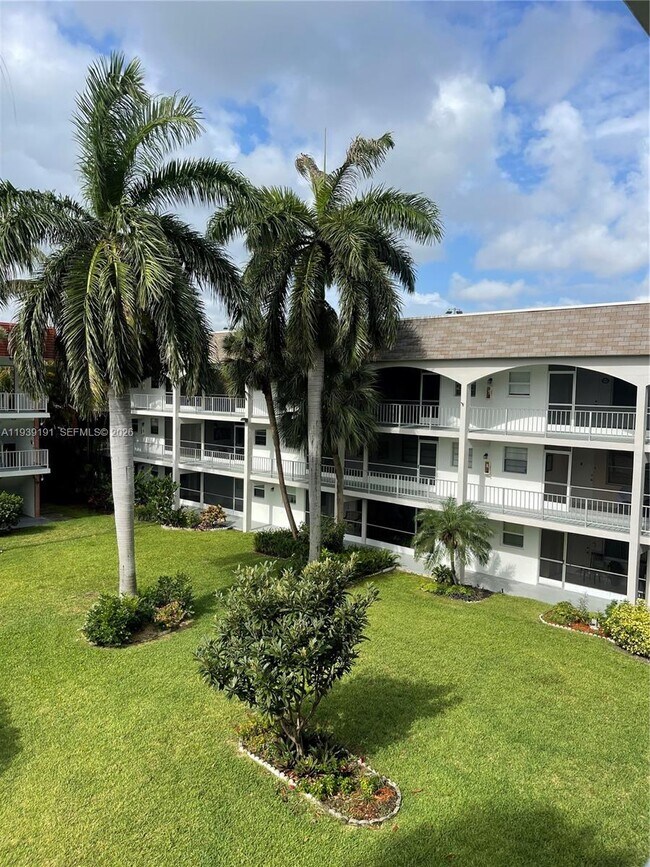 Building Photo - 581 Blue Heron Dr