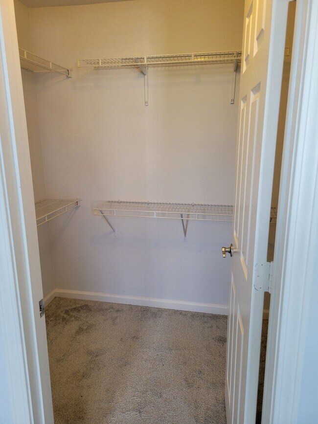 Building Photo - 3 Bedroom Beautiful Condo in Mirabella Com...