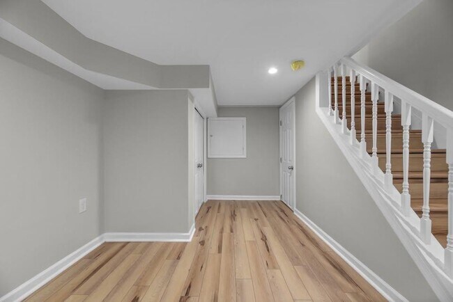 Building Photo - 2042 E Fayette St