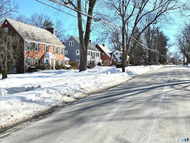 Building Photo - 302 Quaker Ln N