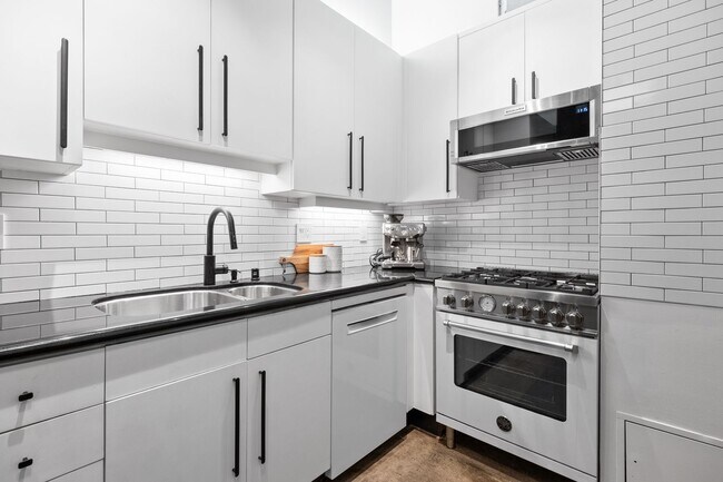 Building Photo - Spacious 2br loft with in-unit laundry and...