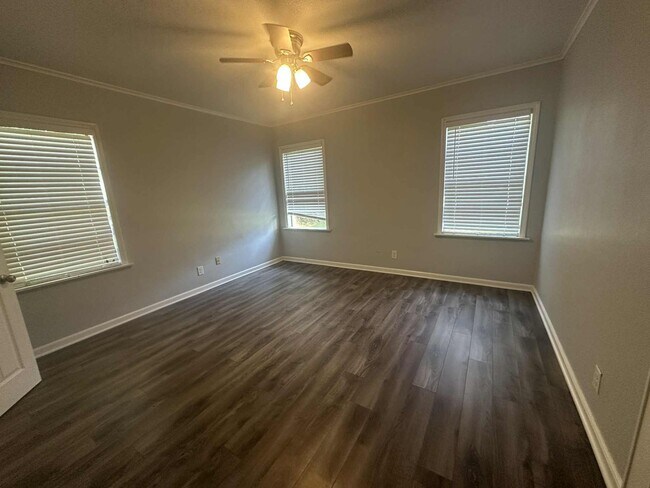 Building Photo - Cozy remodeled home
