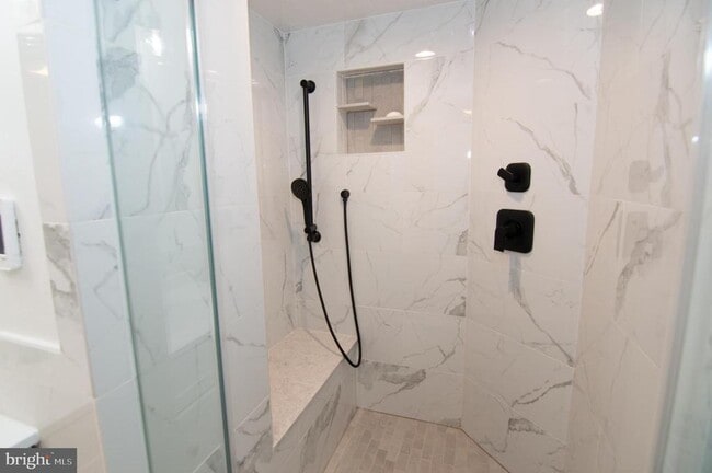 Building Photo - 404 Talahi Rd SE