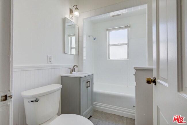 Building Photo - 965 N Doheny Dr