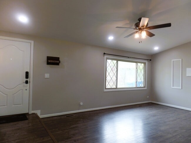 Building Photo - 5910 Bradley Ct N