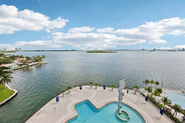 Building Photo - 1800 NE 114th St