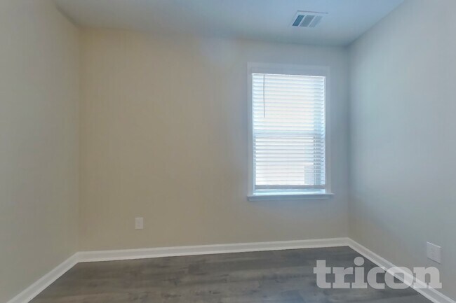Building Photo - 305 Knowles Pl