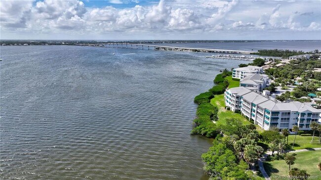 Building Photo - 40 NE Plantation Rd