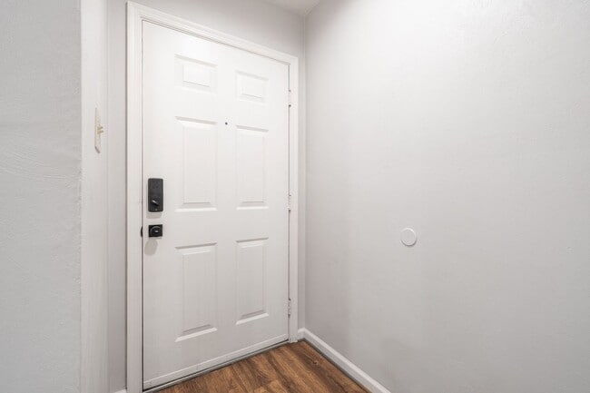 Building Photo - Beautiful 3 bedroom 2 bath house w/attached garage.