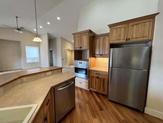 Building Photo - 2360 NW 19th St