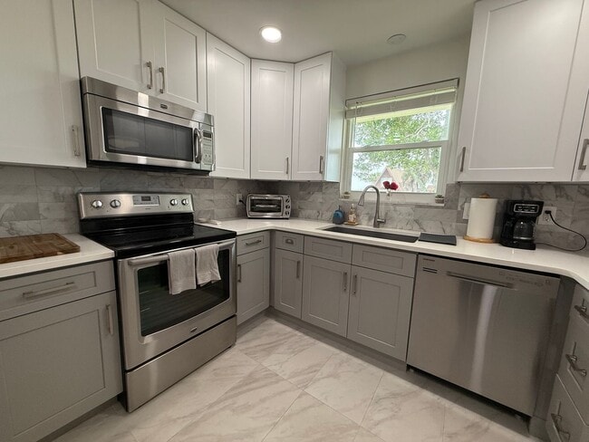 Building Photo - Updated 2 Bedroom 2 Bathroom House Available Mid-January