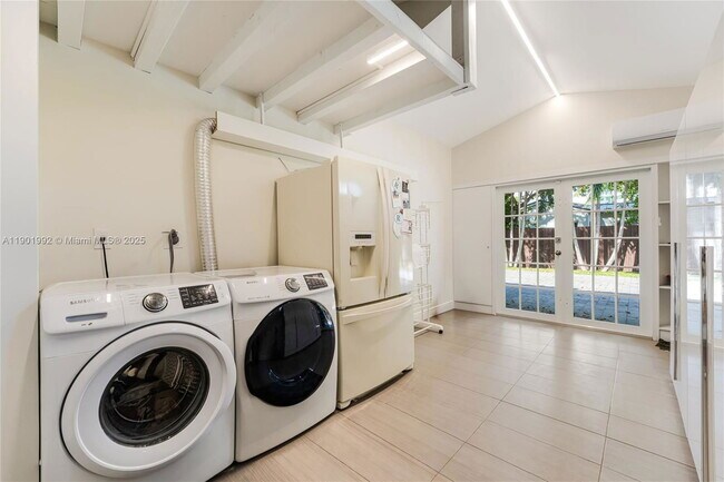 Building Photo - 140 N Hibiscus Dr