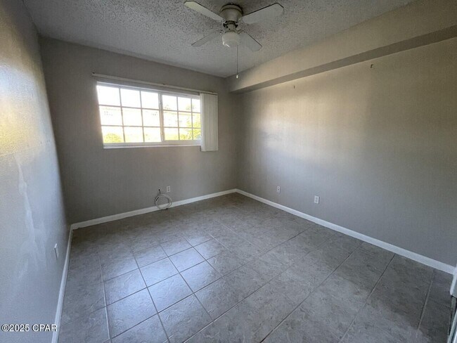 Building Photo - 2100 W Beach Dr