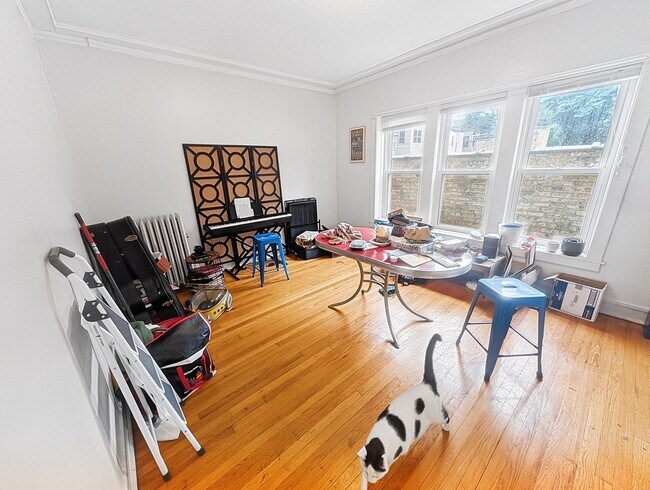 Building Photo - Large 3-bed/1-bath Apartment in the Heart of Rogers Park!