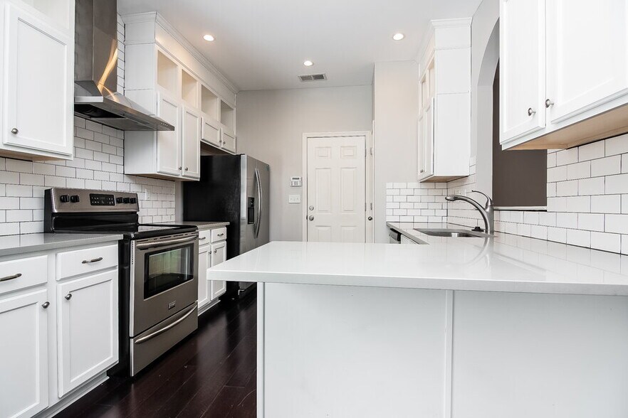 Building Photo - 4902 Longleaf Oak Cove