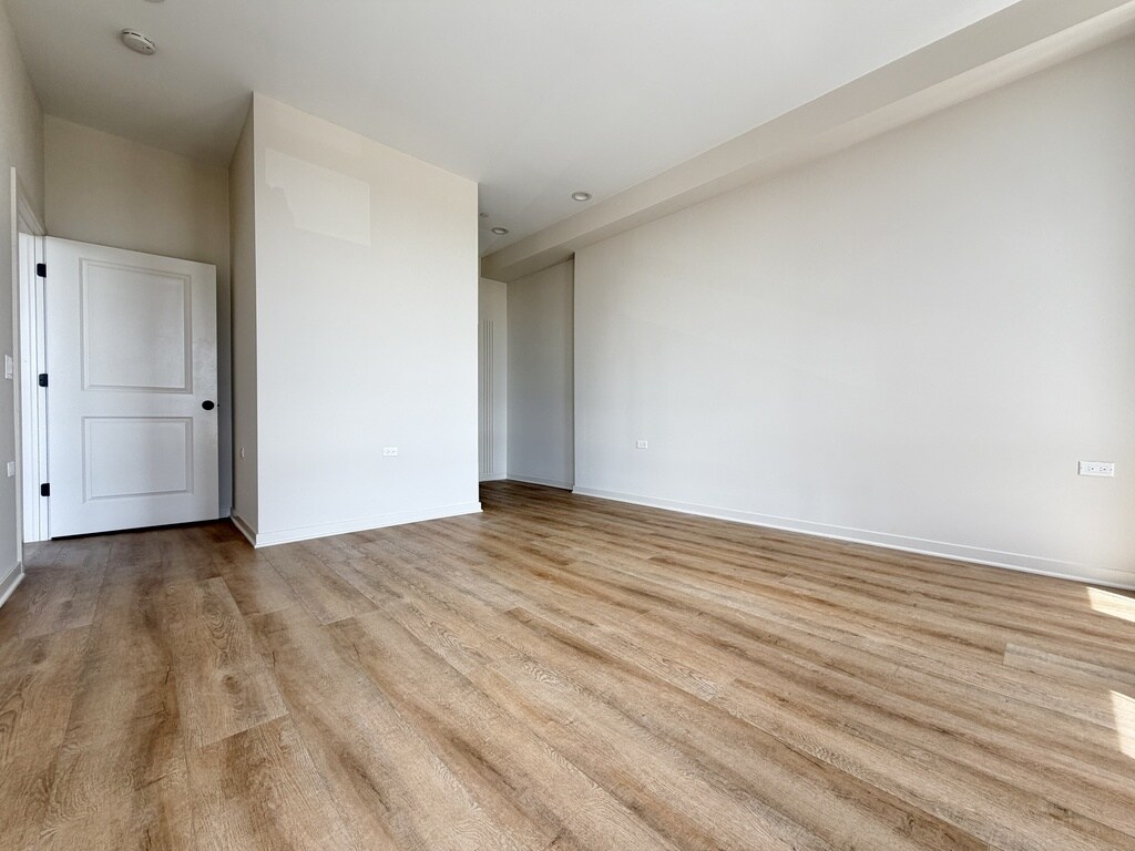 Building Photo - 6324 W Belmont Ave