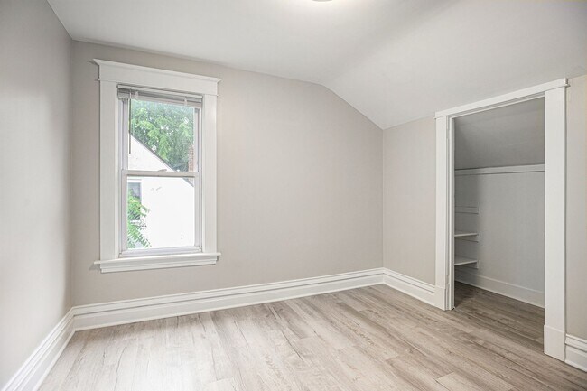 Building Photo - Fully Renovated 3 bed 2 bath home - Ask about our security deposit alternative!