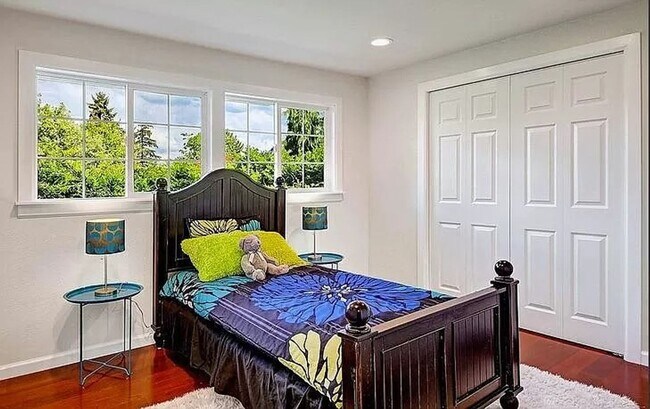 Building Photo - Beautiful, recently remodeled 4 bedroom, 3...