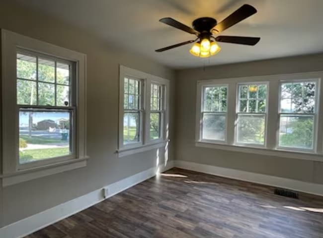 Building Photo - Lake Views! 1 Bedroom, 1 bath