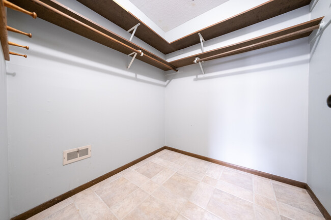 Building Photo - 1417 Raleigh Dr
