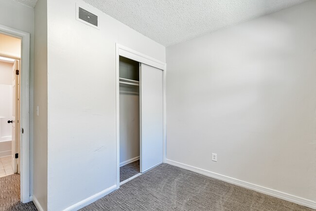 Building Photo - 3325 S Fern St