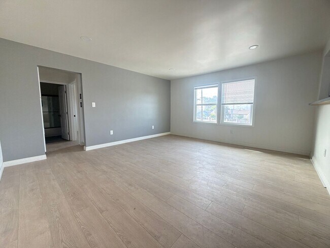 Building Photo - 2400 Del Mar Ave