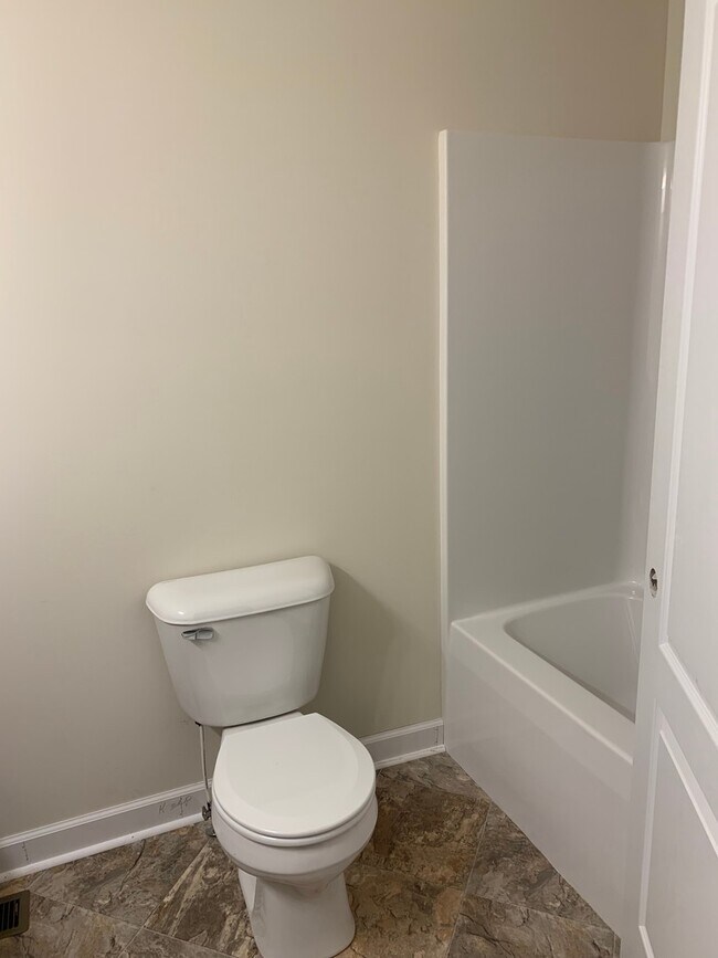 Building Photo - ***$500 Off First Months Rent*** Cedar Point Townhouse for Rent!