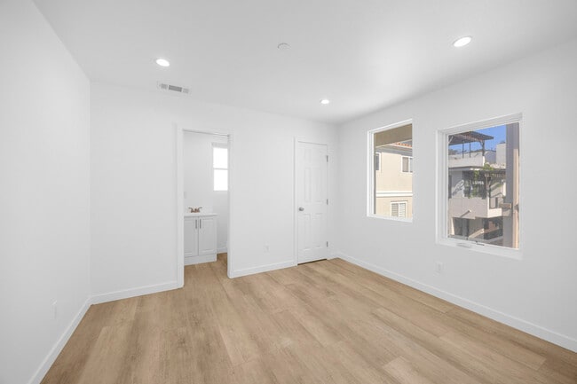 Building Photo - 308 N Catalina Ave