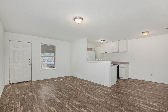 Building Photo - This charming 2-bedroom, 2-bathroom duplex is nestled in the desirable Lake Worth region of Fort ...