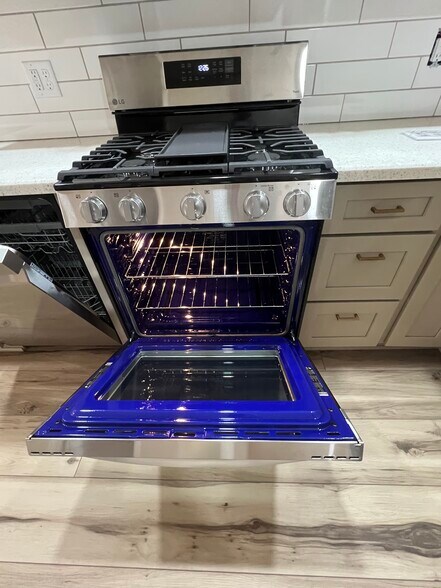 New gas oven - 408 John St
