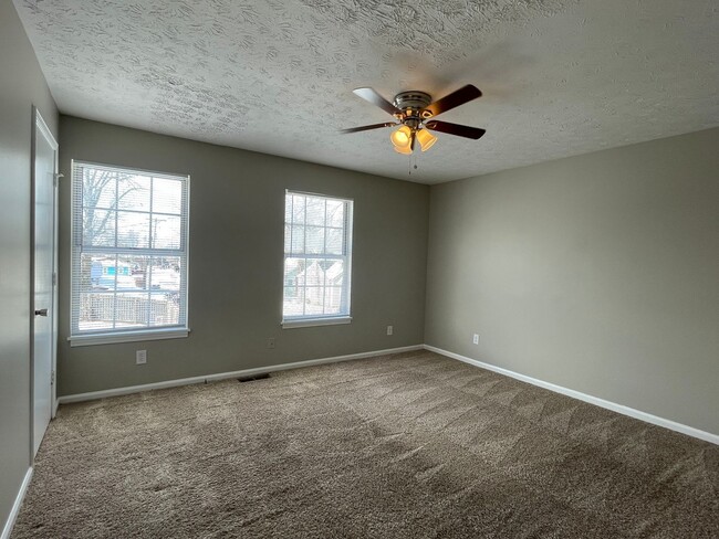 Building Photo - 2BR 1.5 BTH townhouse $1150 First Month's ...