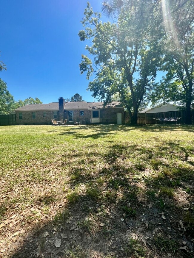 Building Photo - 2000 Lakebarry Dr