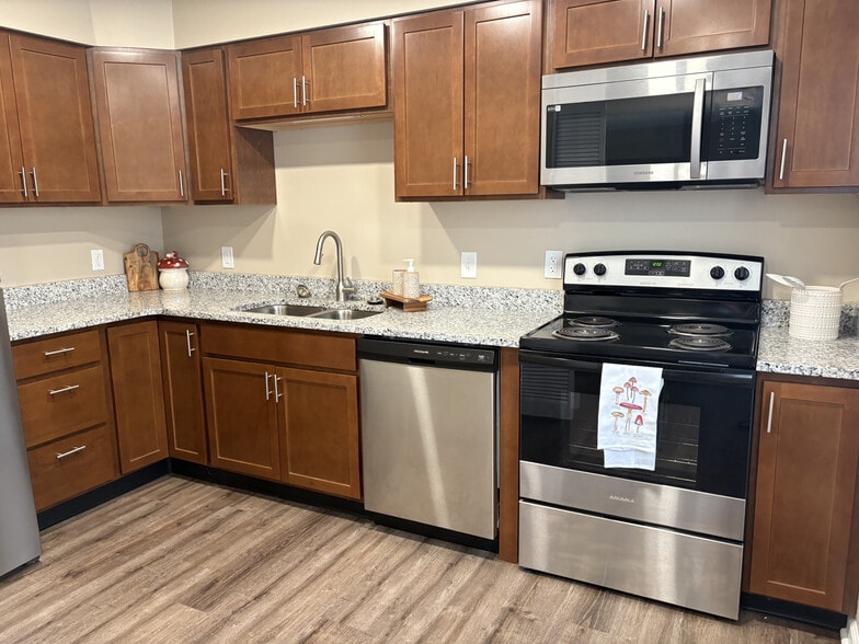 Primary Photo - Charleston Square Apartments