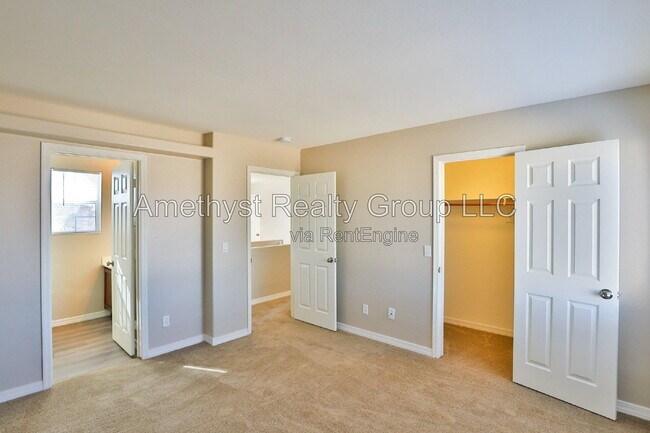 Building Photo - 11706 W Sunnyside Dr