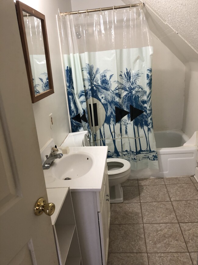 Professionally cleaned Bathroom - 2827 Vine St