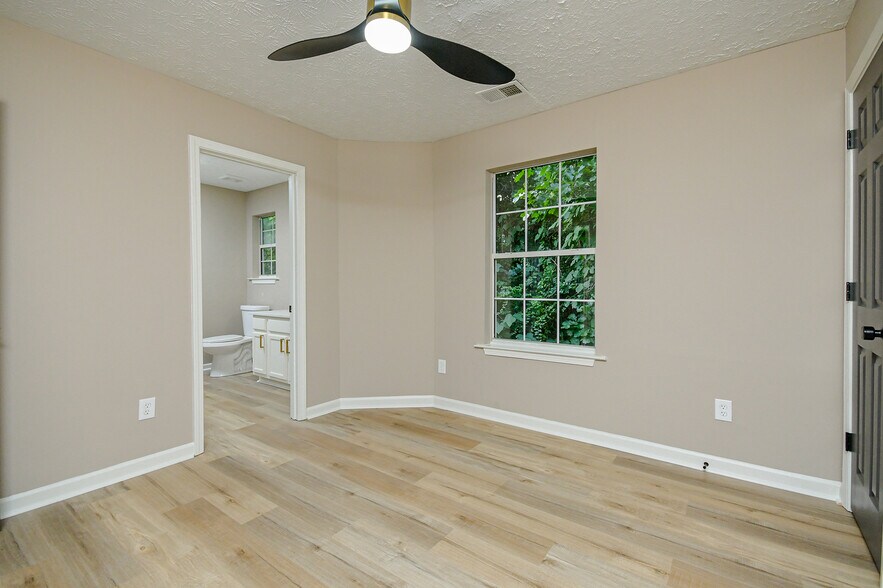 Building Photo - Room in House on Brown Dr