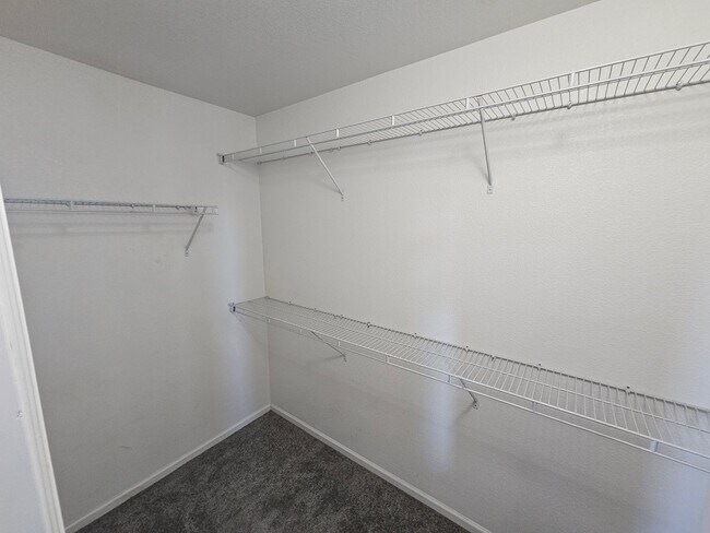 Building Photo - 3 Bed 3 Bath Townhome Minutes from Ft. Carson!!