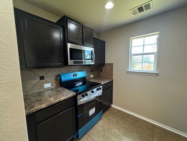 Building Photo - 4-Bedroom Home in Mission Del Lago – Historic South San Antonio