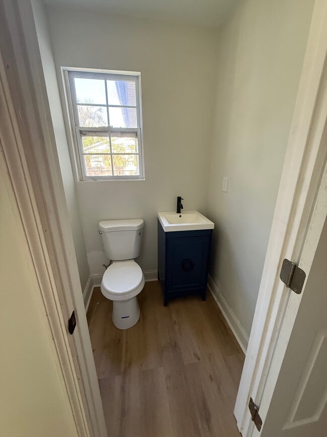 Building Photo - 2204 Redfern Rd