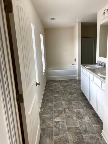 Building Photo - 5420 BARBERRY AVENUE